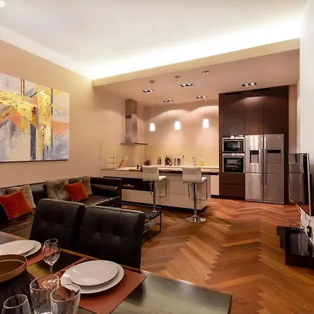 Deluxe Address Downtown Apartment *