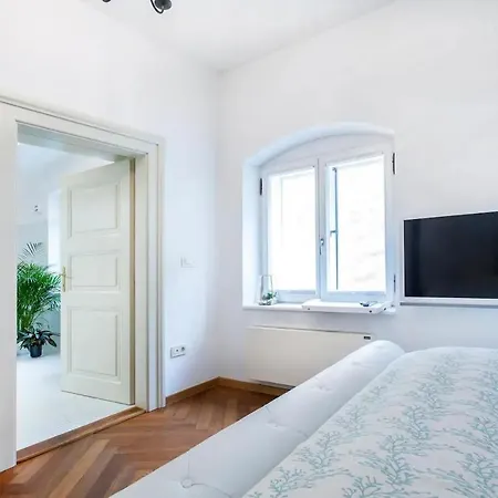 Deluxe Address Downtown Apartment