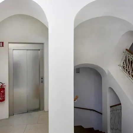 Deluxe Address Downtown Apartma