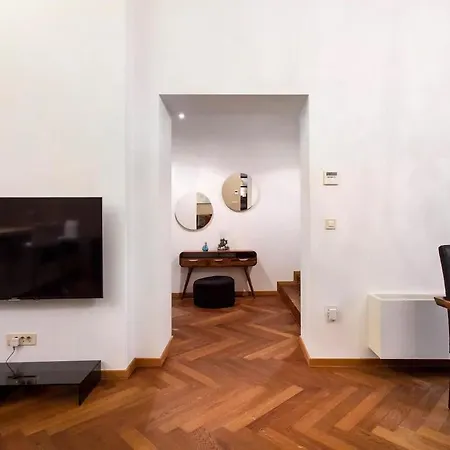 Deluxe Address Downtown Apartment