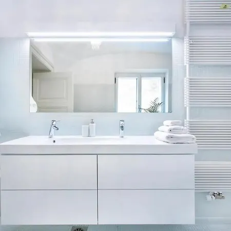 Deluxe Address Downtown Apartment