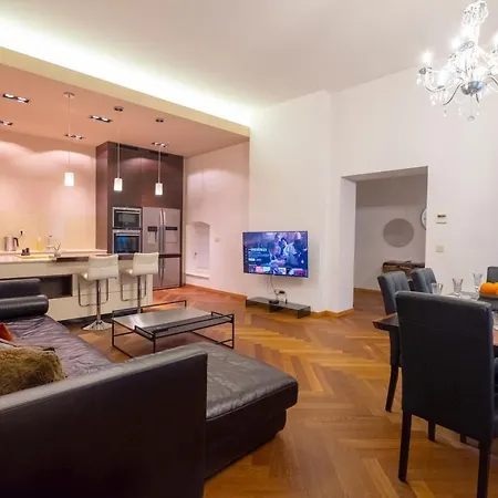Deluxe Address Downtown Apartma
